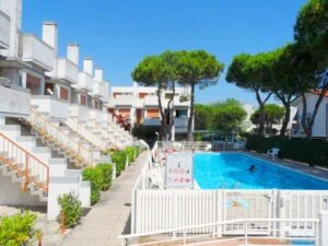 Villetta con giardino fronte retro fronte piscina res ginestre 01