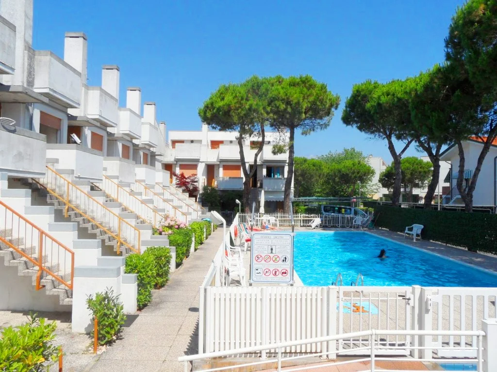 Villetta con giardino fronte retro fronte piscina res ginestre 01