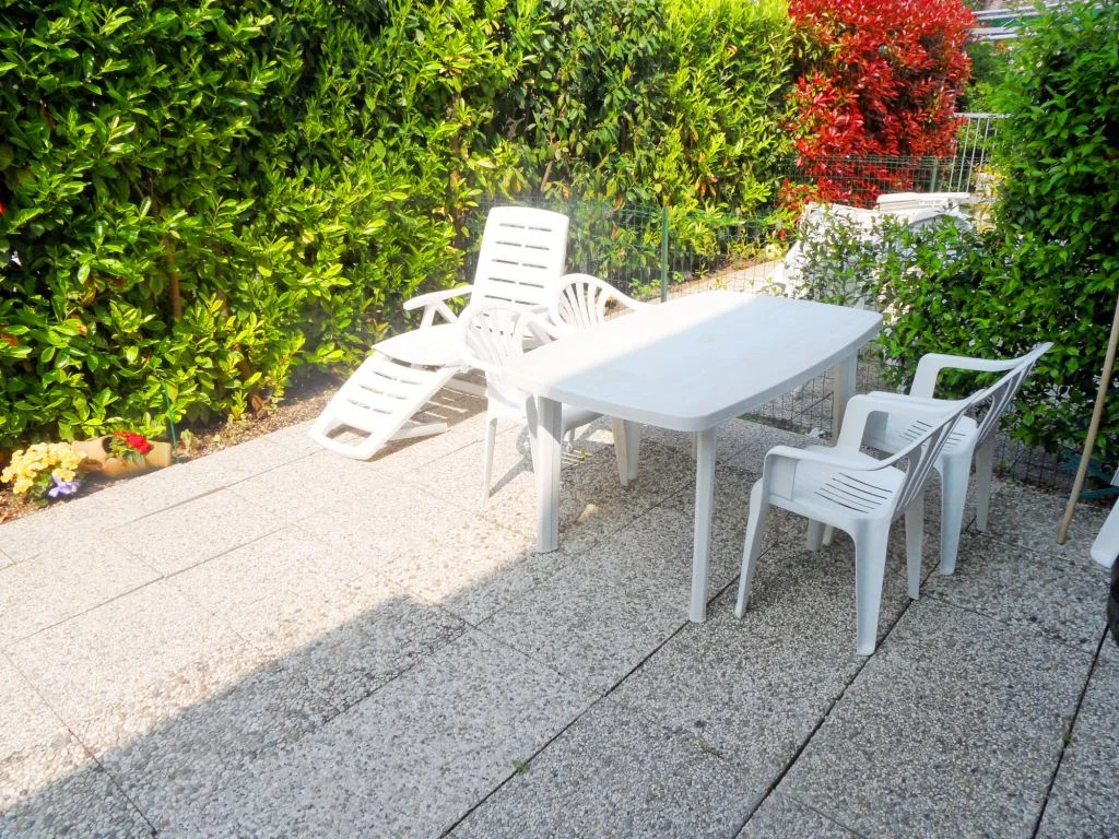 Villetta con giardino fronte retro fronte piscina res ginestre 03