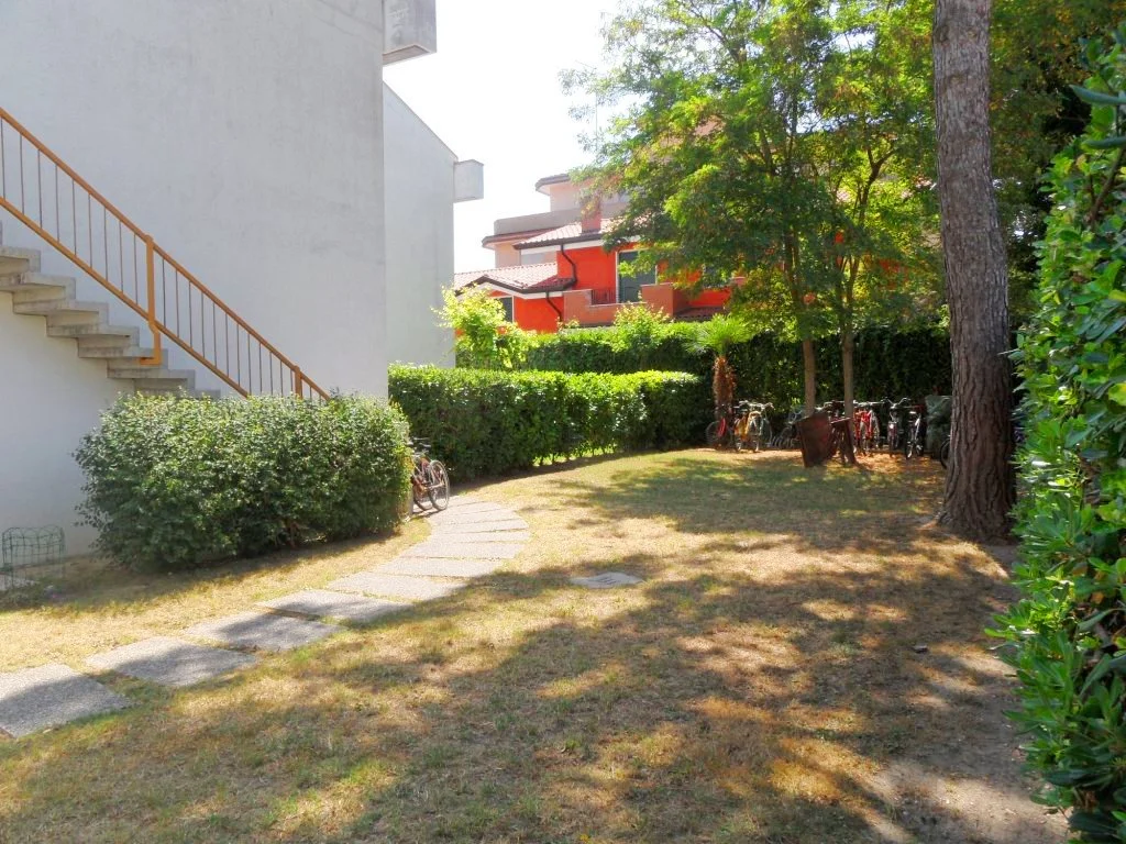 Villetta con giardino fronte retro fronte piscina res ginestre 08